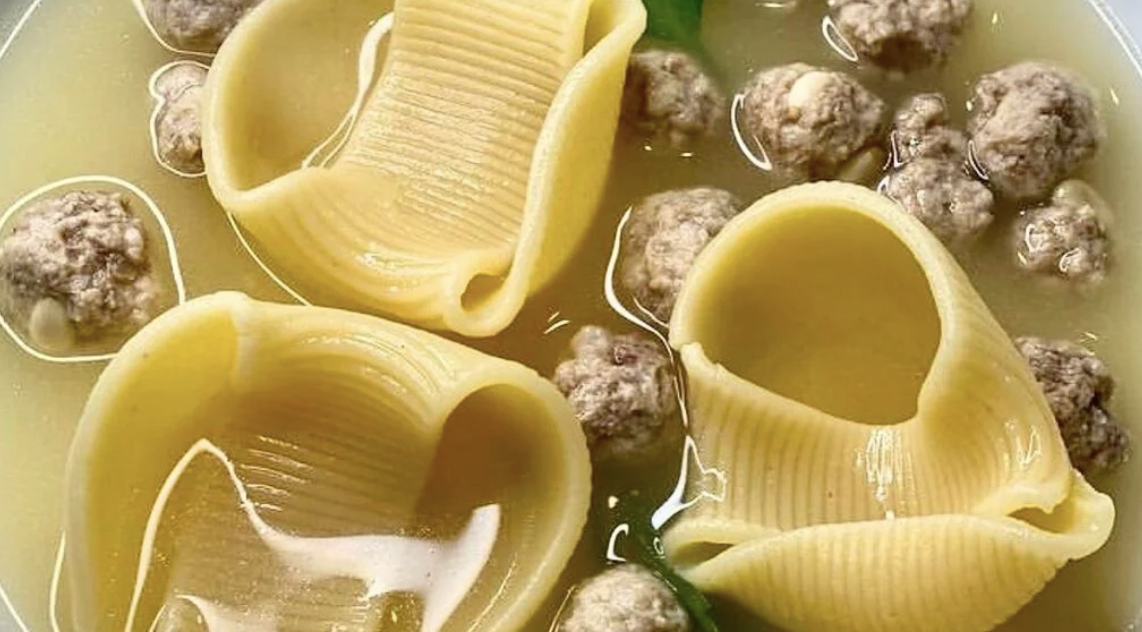 Caldo de Escudella de Nadal con galets y pilotes trufades